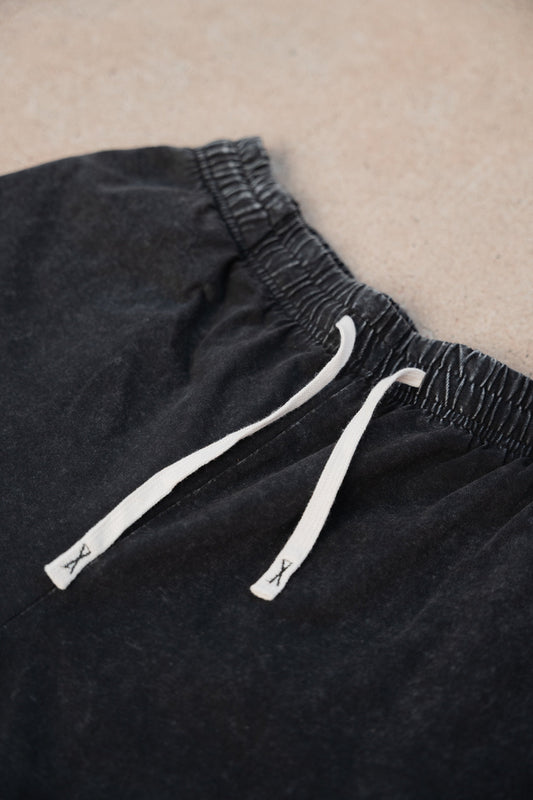 ESSENTIALS STONE-WASHED SHORTS Buff Studs